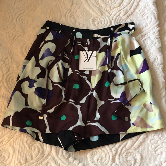 Diane Von Furstenberg DVF Donovan Shorts in Pop Meadow Brown - Picture 2 of 7